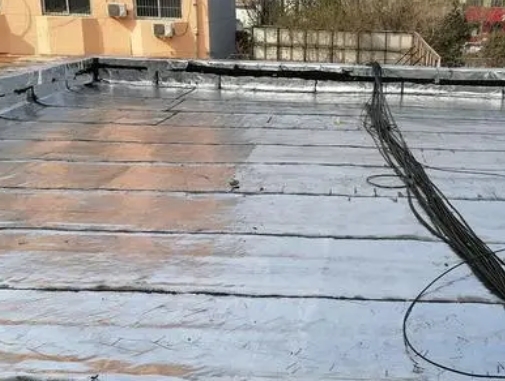 玛多卫生间漏水维修公司分享下玛多屋面楼顶防水刚性防水层施工要点。